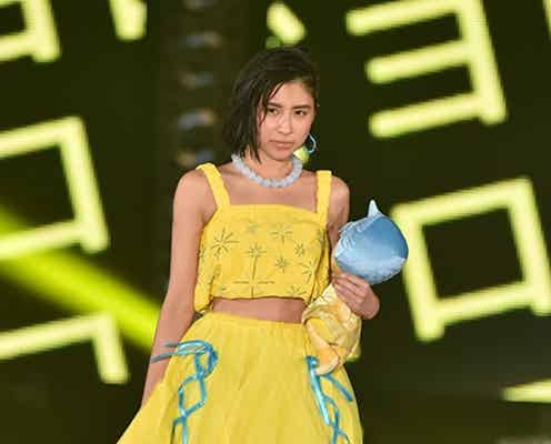 ラブリ、ポップなふんわりミニスカで美脚披露 3万4千人の歓声響く<GirlsAward 2015 S/S>