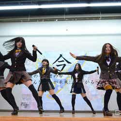 パフォーマンスの様子(C)AKS