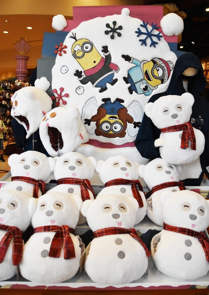 横から両手を入れて抱っこできる、雪だるまティムのクッション 1個4200円と、ティムのぬいぐるみハット 1個4500円。「ミニオン・マーケット・プレース」などで販売