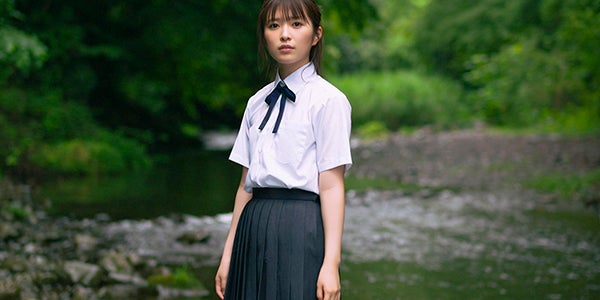 乃木坂46小川彩、“夏”の儚さ＆透明感強調 制服姿で青春グラビア