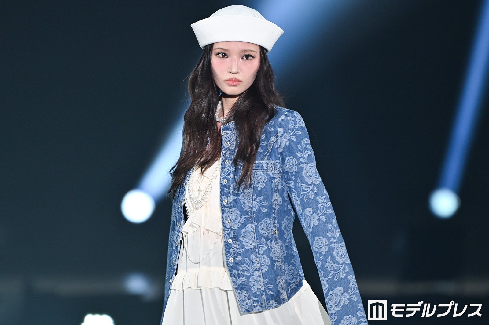 せいら、トレンド感溢れる甘めデニムコーデ着こなし「お揃い欲しい」「春っぽくて素敵」と反響【ガルアワ2026SS】