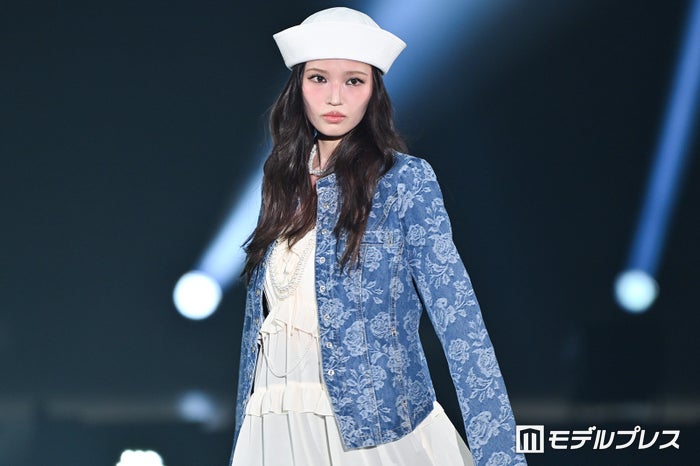 せいら、トレンド感溢れる甘めデニムコーデ着こなし「お揃い欲しい」「春っぽくて素敵」と反響【ガルアワ2026SS】