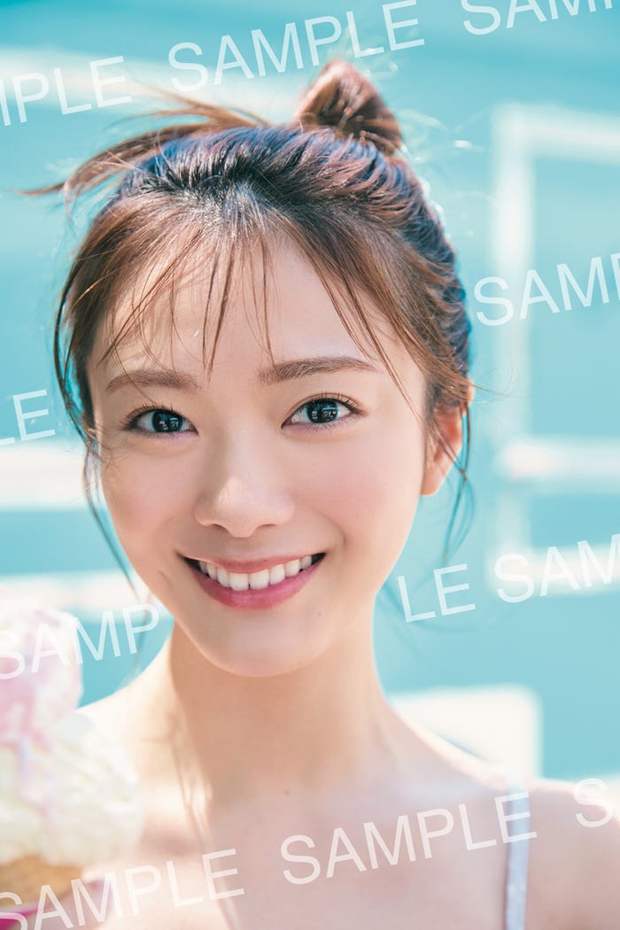 田村保乃 2nd写真集「隣の席になりたい」ランダム封入ポストカード/撮影:三瓶康友(C)講談社