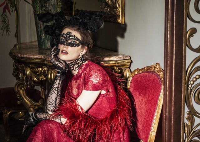 モデル着用貸出グッズ：ボレロ（ファー）、グローブ／画像提供：ユー・エス・ジェイ