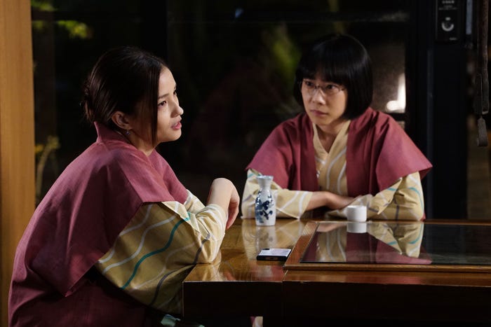 黒木メイサ、山田真歩/「オトナ高校」第4話より(C)テレビ朝日