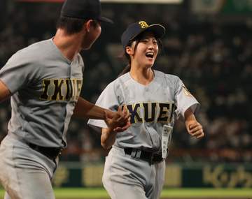 仙台育英・星よつはマネ「甲子園は特別感ある」 この日もナインと戦い抜く 降雨による37分間の中断、両軍合わせて26安打の激闘