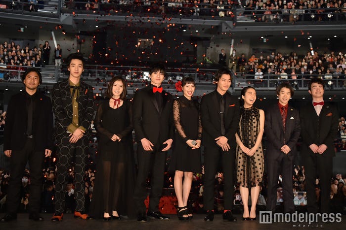 (左から)小泉徳宏監督、清水尋也、松岡茉優、真剣佑、広瀬すず、野村周平、上白石萌音、矢本悠馬、森永悠希(C)モデルプレス