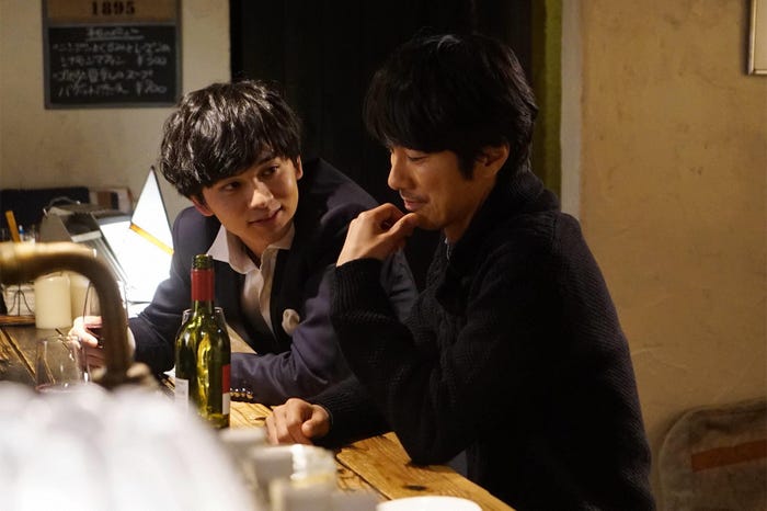 北村匠海、眞島秀和/ドラマ『隣の家族は青く見える』第1話より(C)フジテレビ