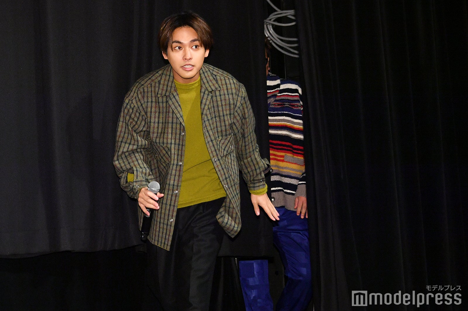 柳楽優弥、小走りで登壇 （C）モデルプレス