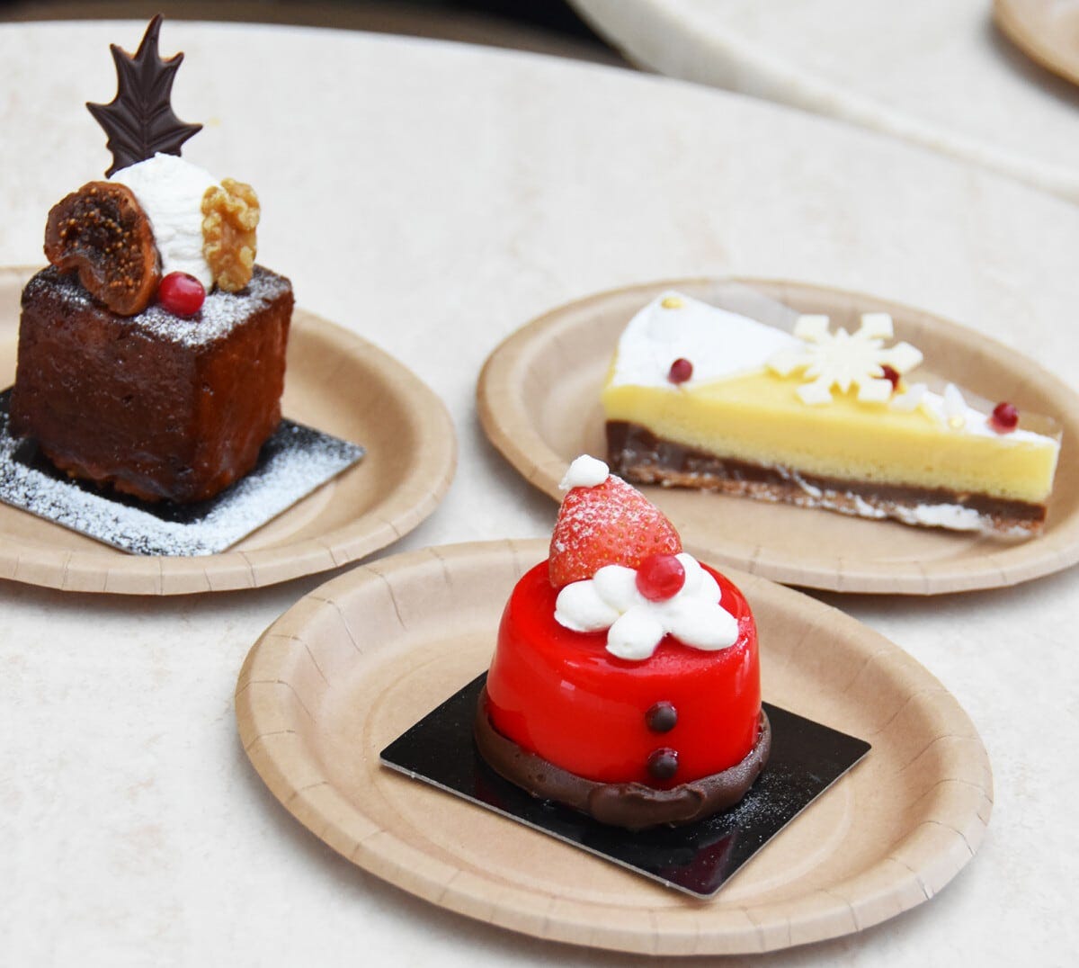 手前の赤いムースがサンタクロースをイメージしたケーキ