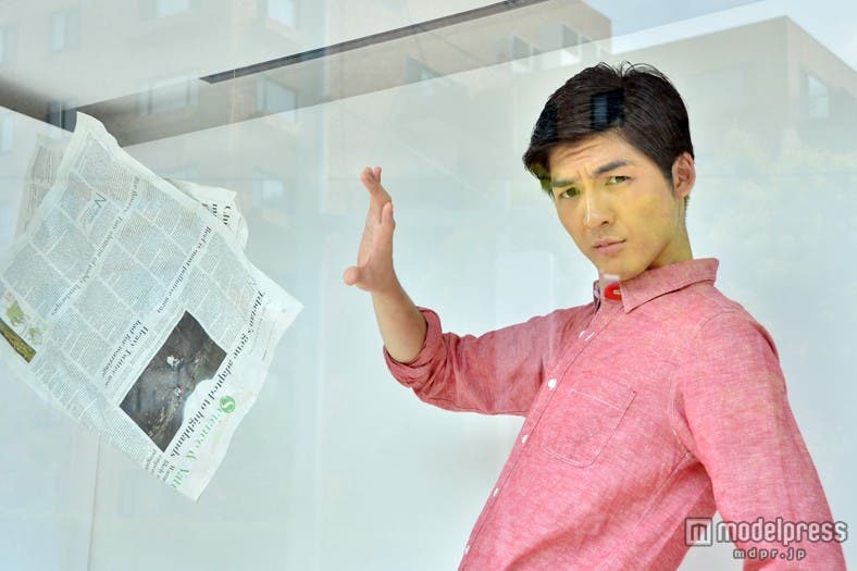 瞬きもせず、ポーズ