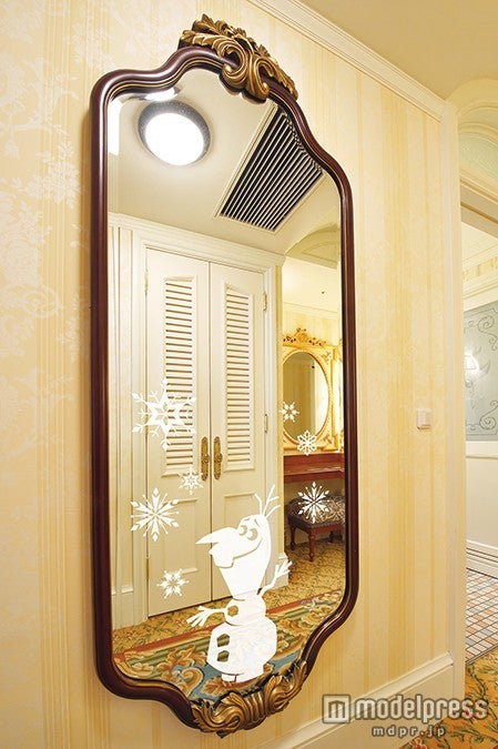 笑顔いっぱいのオラフがデザインされた鏡（C）Disney