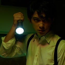 吉沢亮がブラッド・ピット「セブン」をオマージュ 映画12作品の世界に浸るカレンダー<未収録アザーカット>
