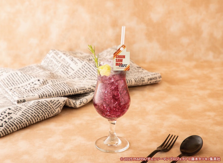 【レゼ】ブルーベリーソーダ　税込990円（C）2025 MAPPA／チェンソーマンプロジェクト （C）藤本タツキ／集英社