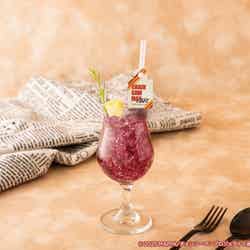 【レゼ】ブルーベリーソーダ 税込990円(C)2025 MAPPA/チェンソーマンプロジェクト (C)藤本タツキ/集英社