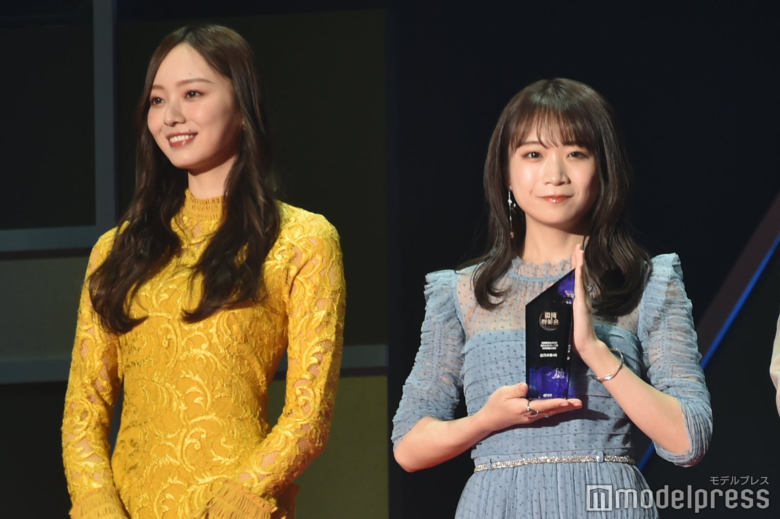 梅澤美波、秋元真夏（C）モデルプレス