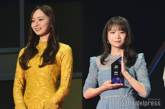 梅澤美波、トロフィーを受け取った秋元真夏 (C)モデルプレス