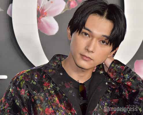 吉沢亮、花柄ブラックコーデで色気放つ<ディオール プレフォール メンズ コレクション>