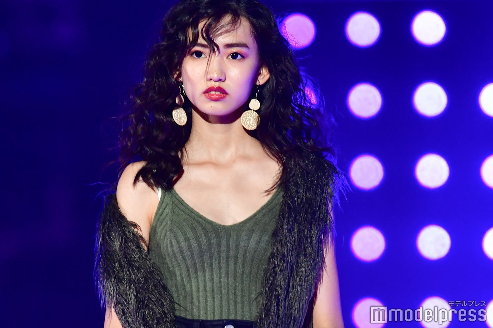 “菜々緒2世”黒木麗奈、スリットから美脚チラ見せ＜TGC2018A／W＞