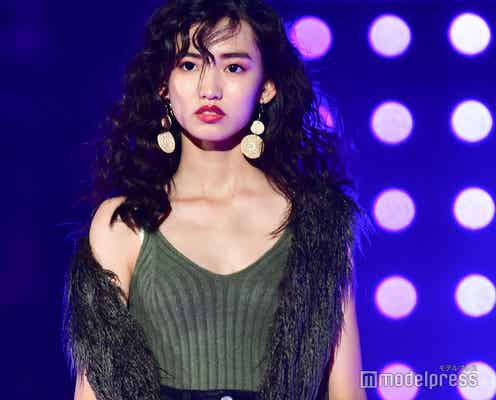 “菜々緒2世”黒木麗奈、スリットから美脚チラ見せ<TGC2018A/W>