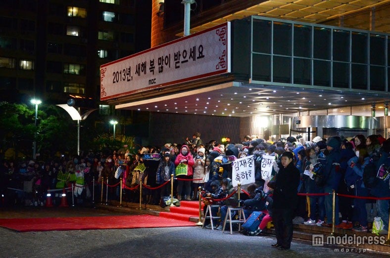 レッドカーペットに登場する俳優を一目見ようと、各国のファンが集結