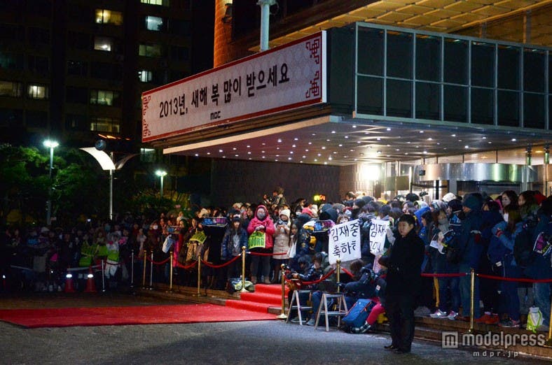 レッドカーペットに登場する俳優を一目見ようと、各国のファンが集結