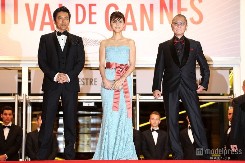 松嶋菜々子、胸元セクシーなドレスで「第66回カンヌ国際映画祭」レッドカーペットに登場