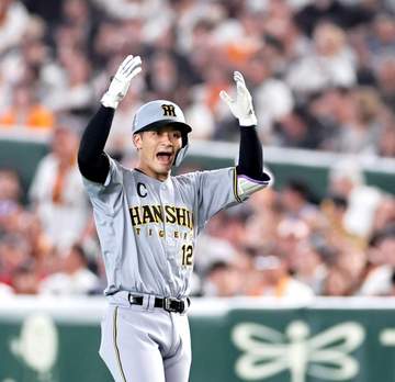 阪神主将・坂本が途中出場で同点＆トドメ打 12点爆勝！22年ぶり巨人戦開幕勝ち越し