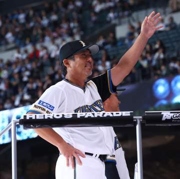 日本ハム「ガッツ登場で涙」レジェンドOBの帰還にファン歓喜「久々に生ガッツ見れた」2006年日本一メンバー 当時のユニ姿＆登場曲に大歓声