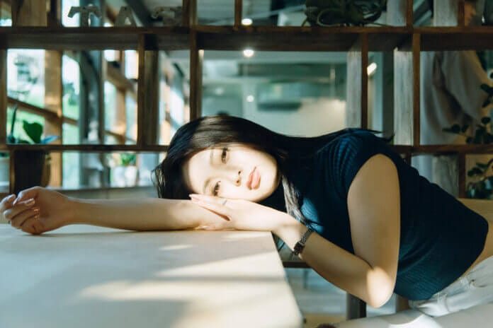 嫉妬深く、彼氏の行動をチェックしすぎる