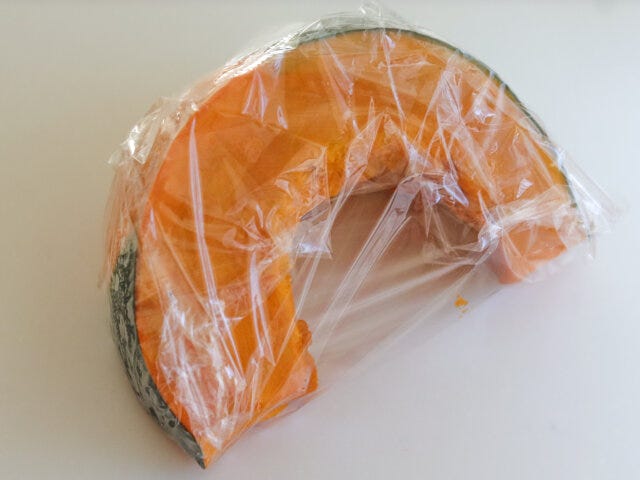 かぼちゃはまるごとラップで包み、レンジ600Wで4～5分加熱する