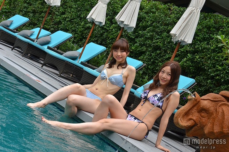 のんびりドリンクを飲みながらくつろげる／モデル：百々さおり、富田千穂