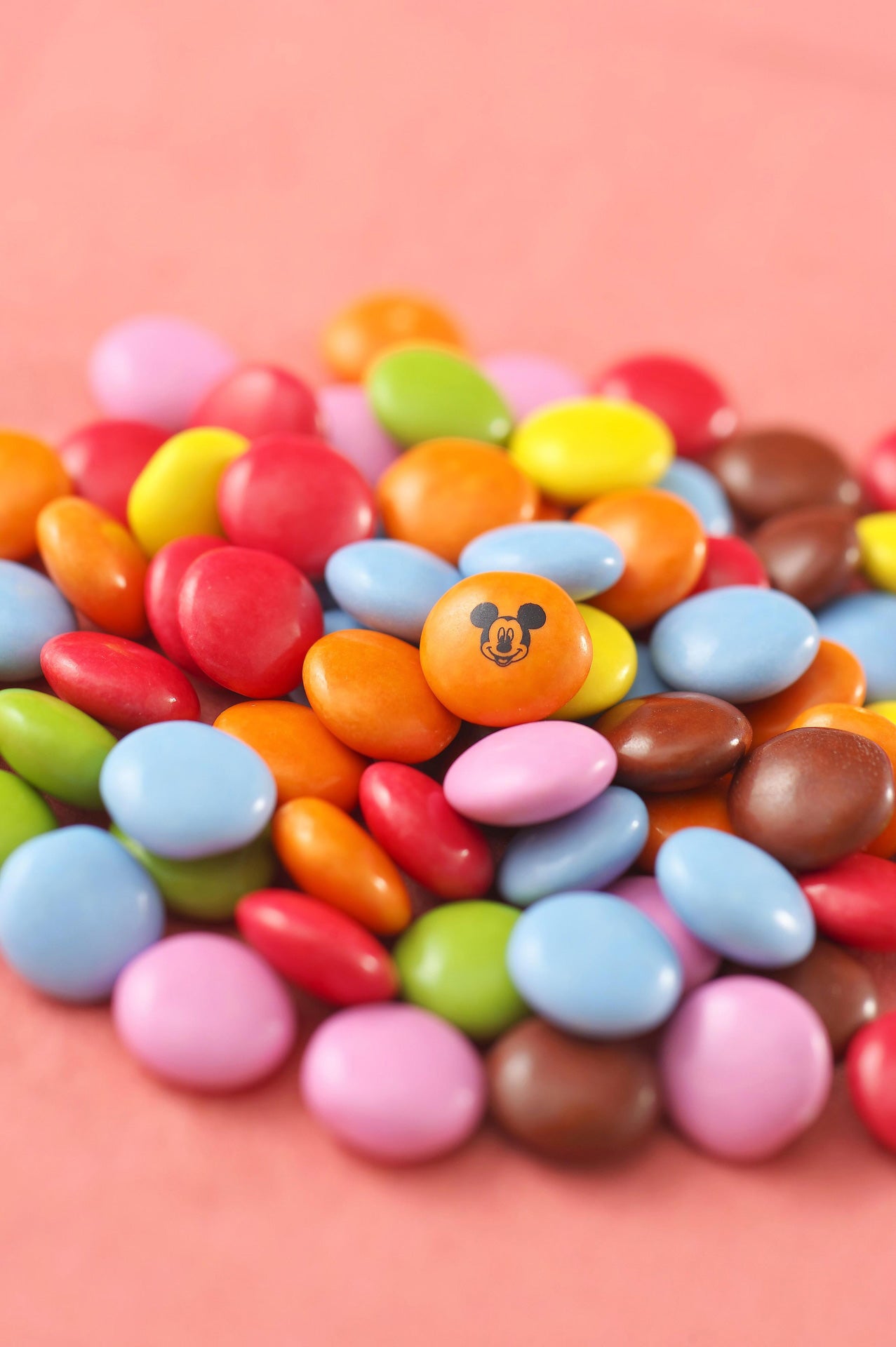 ミニスナックケースケースに入るカラフルチョコレート／（C）Disney