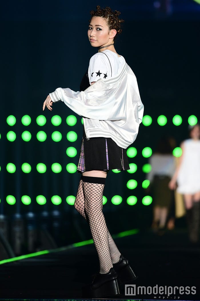 安室奈美恵ファッション をマギー 河北麻友子 佐藤ありさらが着こなし サプライズに歓喜の声 Tgc16 S S モデルプレス 安室奈美恵ファッション をマギー 河北麻友子 佐藤ありさらが着こなし サプライズに歓喜の声 Tgc16 S S モデルプレス