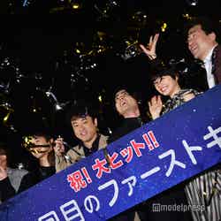 左から：福田雄一監督、太賀、ムロツヨシ、山田孝之、長澤まさみ、佐藤二朗、山崎紘菜 （C）モデルプレス