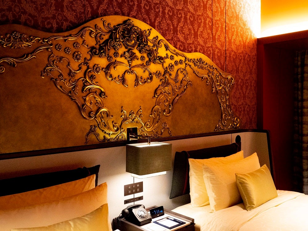 舞台装飾から着想を得たデザインのヘッドボード／画像提供：JR東日本ホテルズ