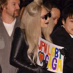 成田空港に到着したレディー・ガガ