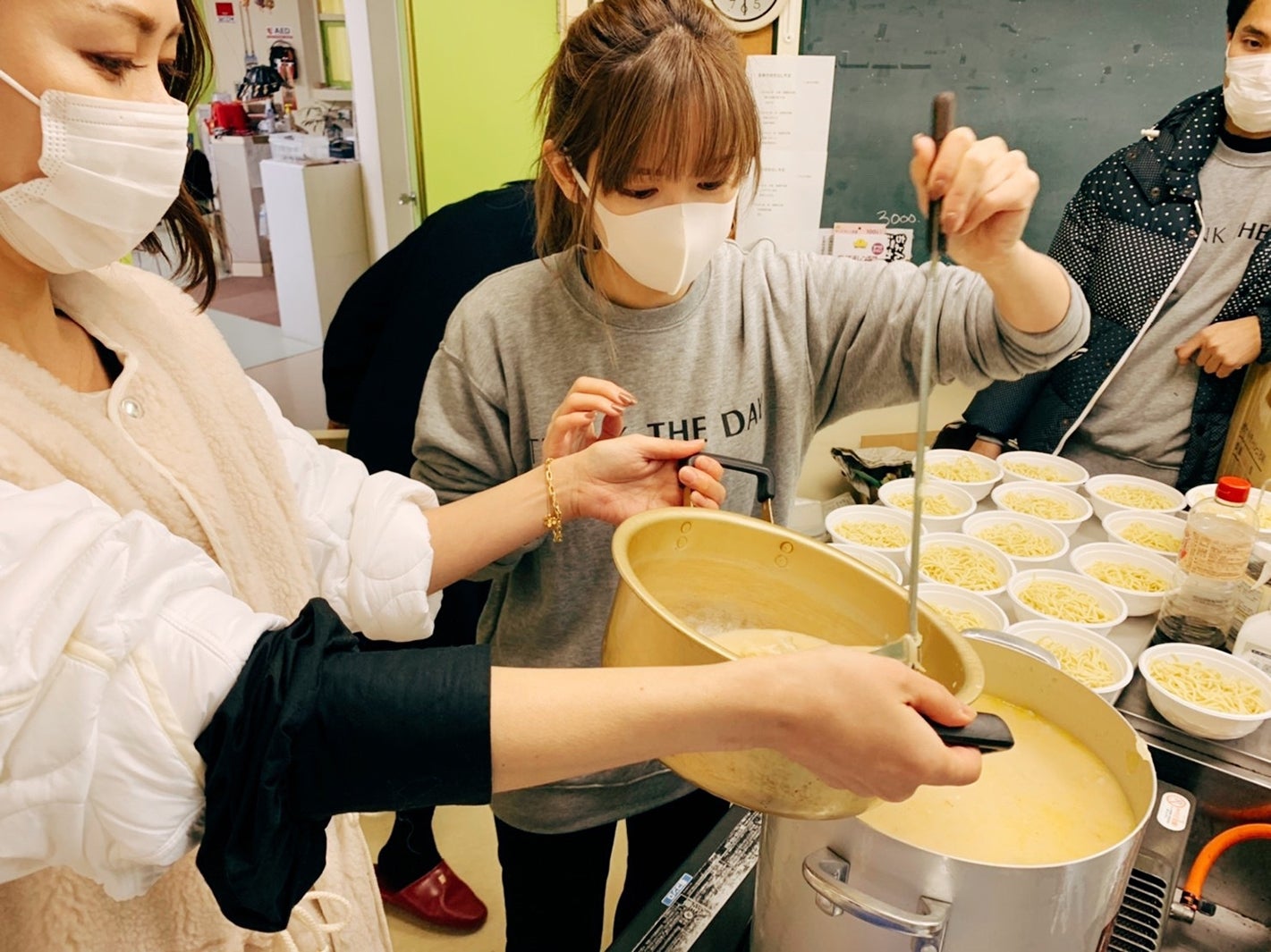 支援活動を行う紗栄子（提供写真）