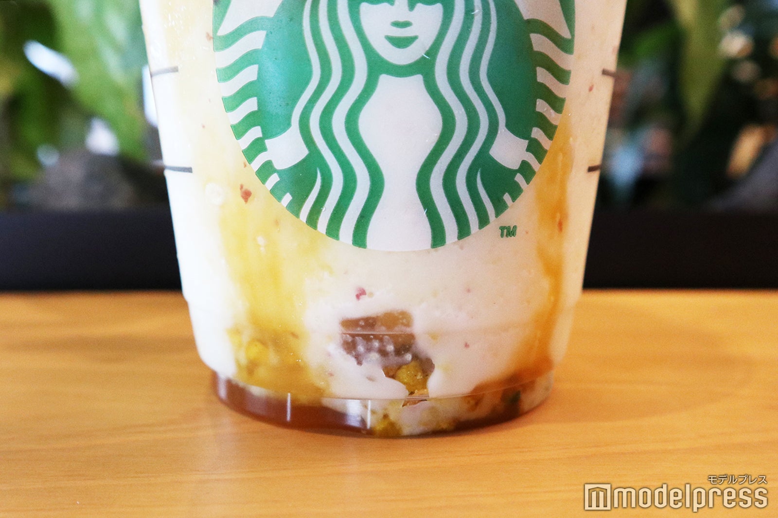 カップの底にも「ミックストッピング」がぎっしり（C）モデルプレス