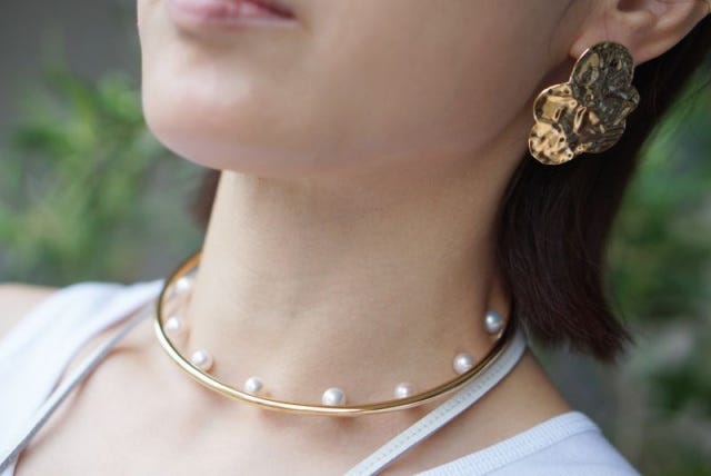 持っていて損ナシ！つけるだけで華やぐ「個性的な主役級アクセサリー」4選