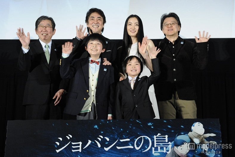 （後方左より）杉田成道氏、市村正親、仲間由紀恵、西久保瑞穂監督（前方左より）横山幸汰、谷合純矢