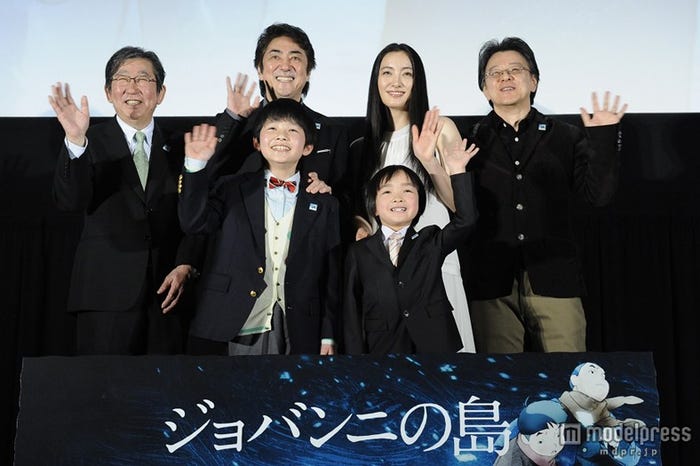 (後方左より)杉田成道氏、市村正親、仲間由紀恵、西久保瑞穂監督(前方左より)横山幸汰、谷合純矢