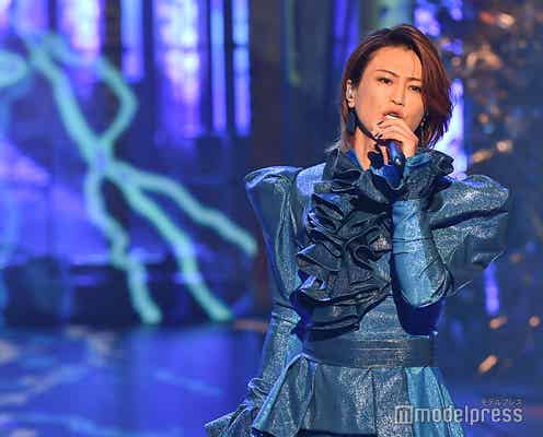 氷川きよし、フリル衣装で“限界突破” ヘドバン&流し目に視聴者釘付け<レコ大>
