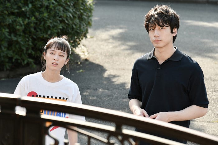 清野菜名、坂口健太郎/「婚姻届に判を捺しただけですが」第1話より(C)TBS