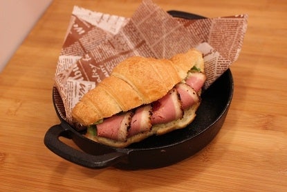 合鴨のパストラミ クロワッサンサンド／画像提供：ヒビヤガーデン実行委員会