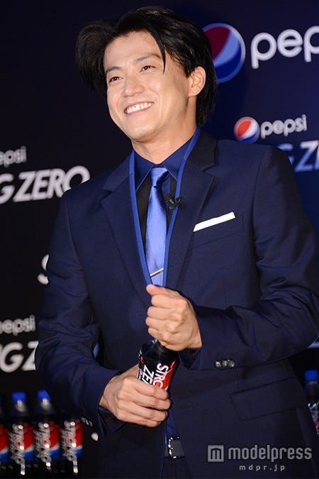 キャップが外れず、苦笑する小栗旬