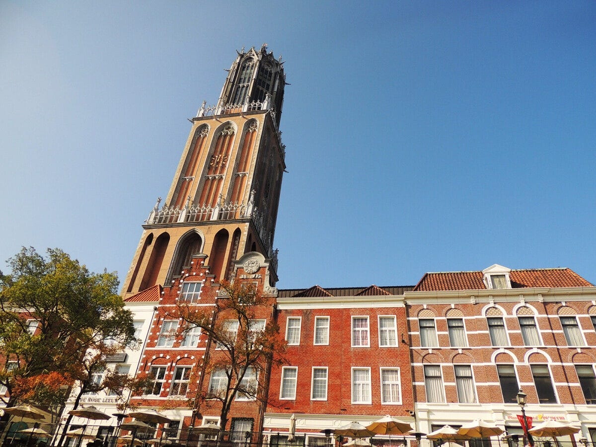 高さ105メートルのタワー「ドムトールン」。展望室は高さ80メートルの場所にあります