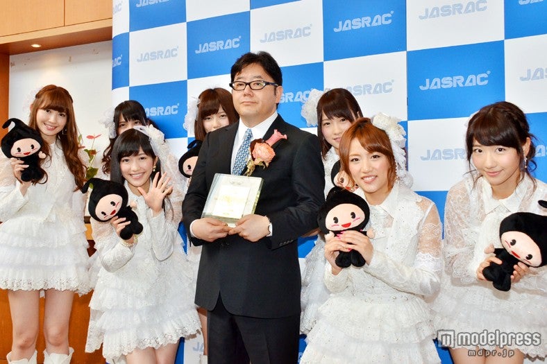 2013年「JASRAC賞」授賞式に出席したAKB48、秋元康氏（中央）
