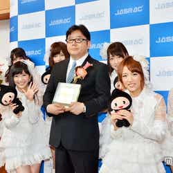 2013年「JASRAC賞」授賞式に出席したAKB48、秋元康氏(中央)