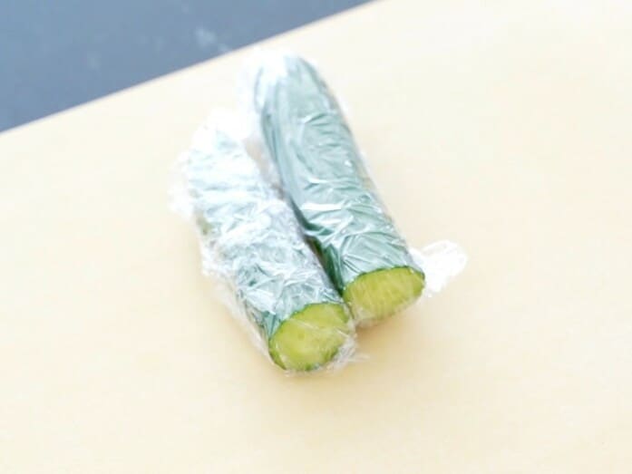 ラップでぴったり包み乾燥を防ぎます